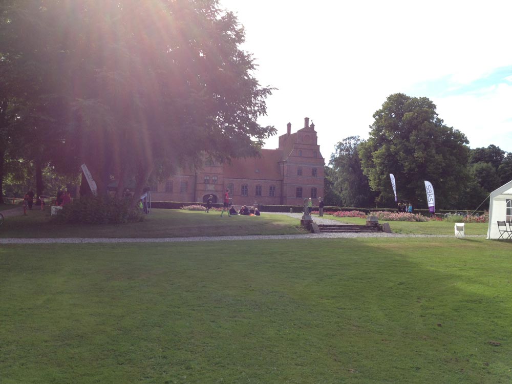 Rosenholm slot ligger majestætisk i baggrunden