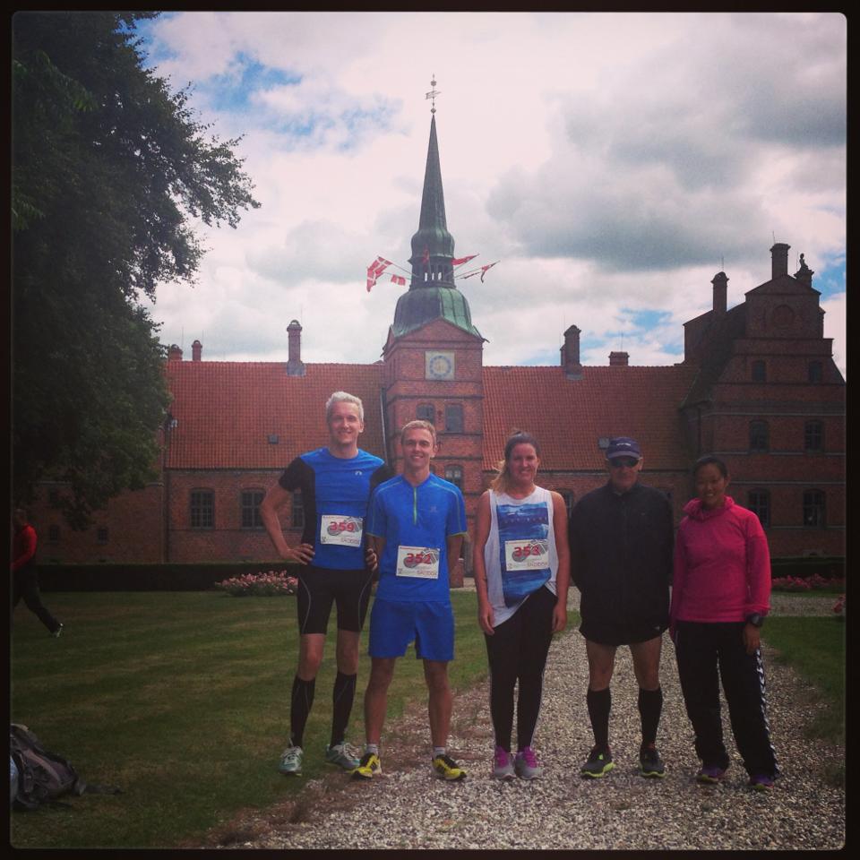 Løbegruppen samlet efter målstregen. Fra venstre: Mig (21 km), Mark (21 km), Katrine (21 km), Kurt (10 km) og Astrid (10 km)